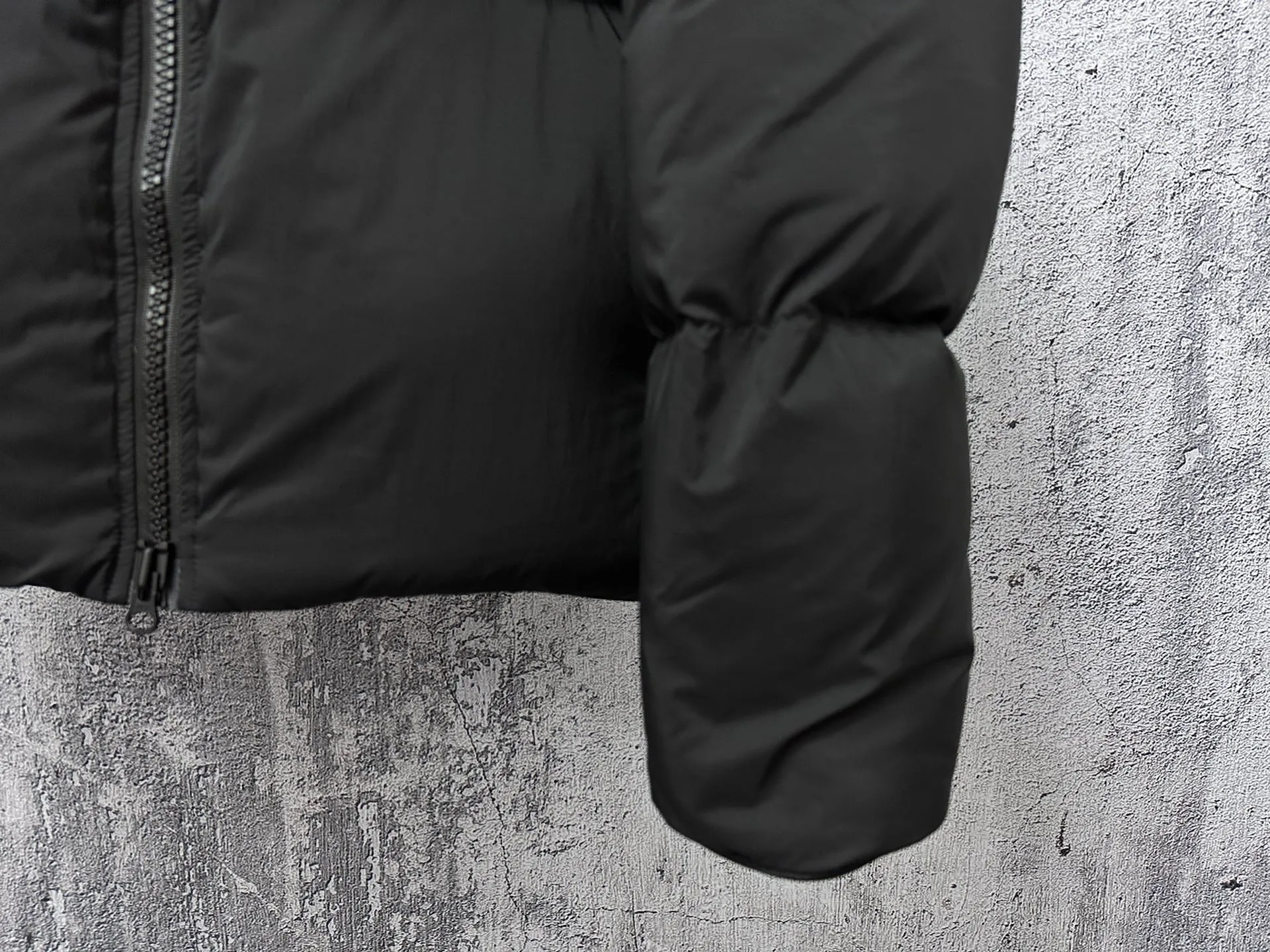 P840 【Canada gooes】Large Goose Sleeve Stand Collar Down Jacket Lawrence down jacket provides basic protection for daily adventures. Delicately soft fabric, this is a water-repellent fabric that is soft to the touch yet durable. Filled with extremely fluffy white duck down. This piece has a quilted body and structured down. Padded collar and reflective double-stripe grip tape. Extended hem and tucked-in inner rib-knit cuffs. Size: XS-2XL